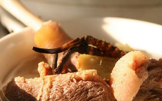 冬蟲(chóng)夏草燉鮮鮑湯：滋補(bǔ)珍饈的精心烹制