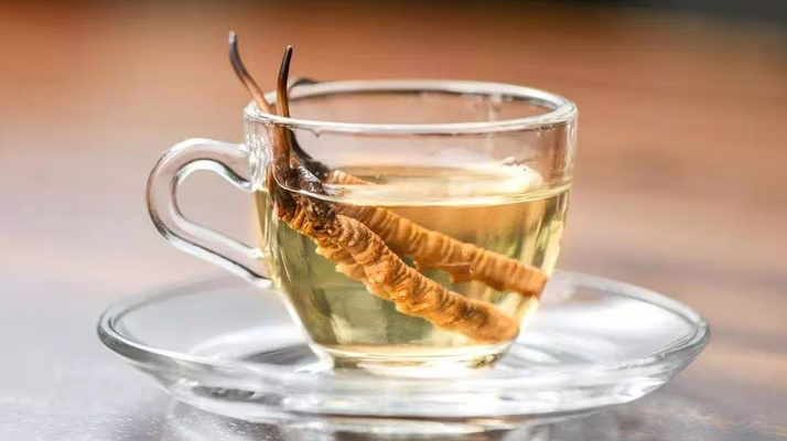 一杯蟲草水，健康新滋味：冬蟲夏草泡水喝的奇妙功效